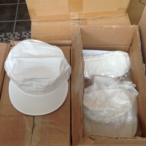 lot 1050 white cotton caps Lots $1 and less per unit Lots de surplus Casquettes-blanches
